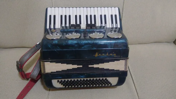 ACORDEON SANFONA HERING 80 BAIXOS HIPER NOVA E AFINADA..  LINDA D +++