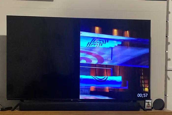 TV Samsung 50" CU7700 com defeito