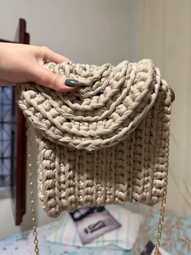 Bolsa artesanal de crochê bege (modelo transversal)