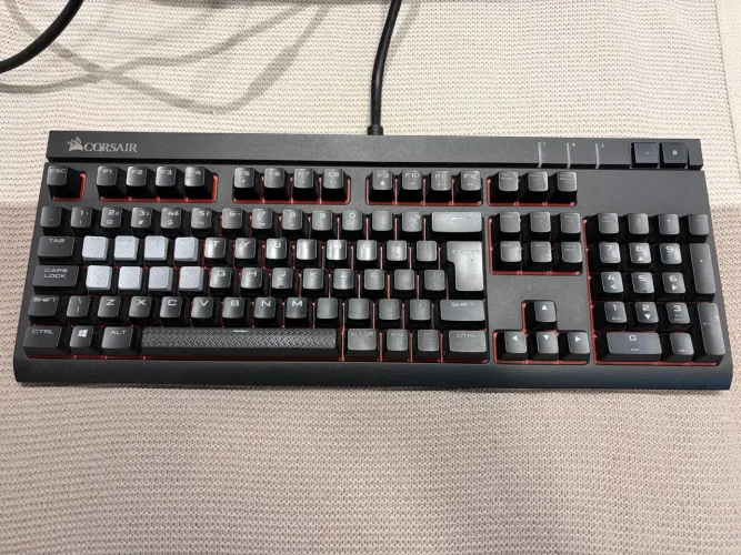 Teclado Gaming Corsair STRAFE Mecânico Cherry MX Red, CH-9000088-BR