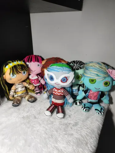 Lote 4 bonecas Monster High pelúcias Lagoona Frankie Ghoulia Clawdeen G1 