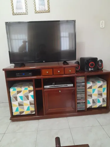 Vendo Rack em madeira em bom estado, com vários compartimentos 