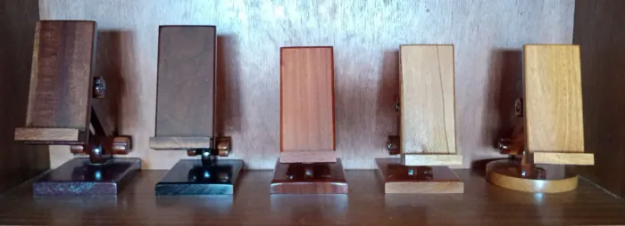 Suporte de madeira rústica para celular com regulagem