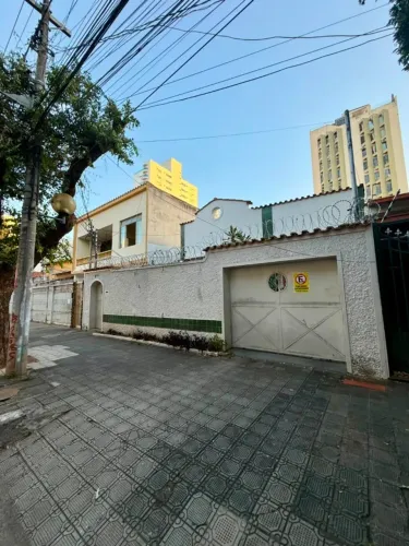 Casa Ampla com 8 Salas, 6 Banheiros e Garagem p/ 2 carros