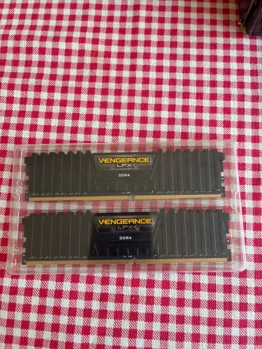 Memória RAM DDR4 Corsair Vengeance LPX 16GB