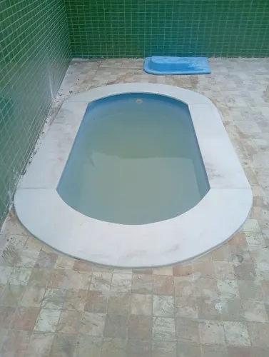 Borda de piscina em mármore branco acetinado 