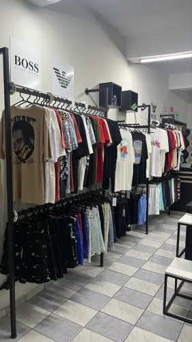 VENDO ESTRUTURA COMPLETA LOJA DE ROUPAS, TANTO MÓVEIS, ARARAS E ROUPAD? JD PAULISTA SJC