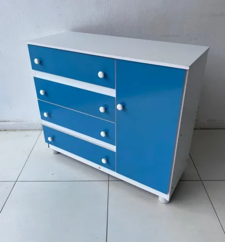 Cômoda Zaqueu com 4 gavetas e 1 porta toda no MDF