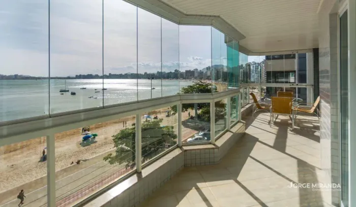 Apartamento com 4 suítes frente p/ mar à venda na Praia do Morro - Guarapari/ES