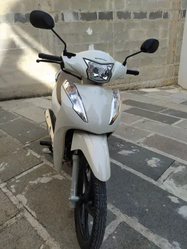 Honda Biz 125 - Branco Creme