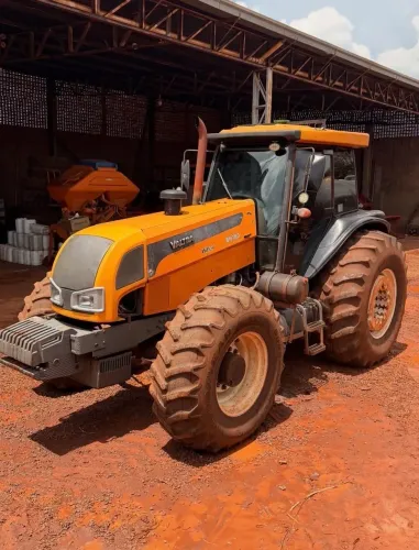 TRATOR AGRÍCOLA 