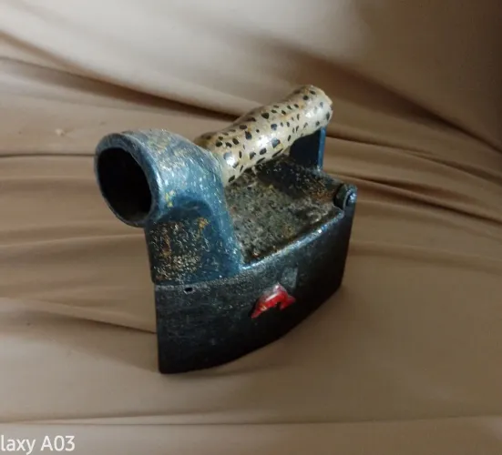 ferro de passar roupas antigo à brasa [para decoração]