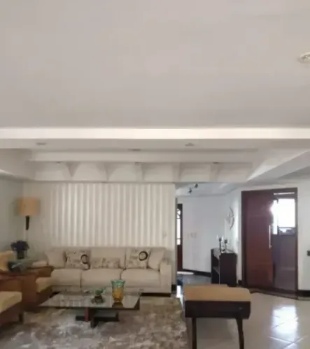 Sobrado para aluguel possui 350 metros quadrados com 3 suites, em Jardim América - Goiânia