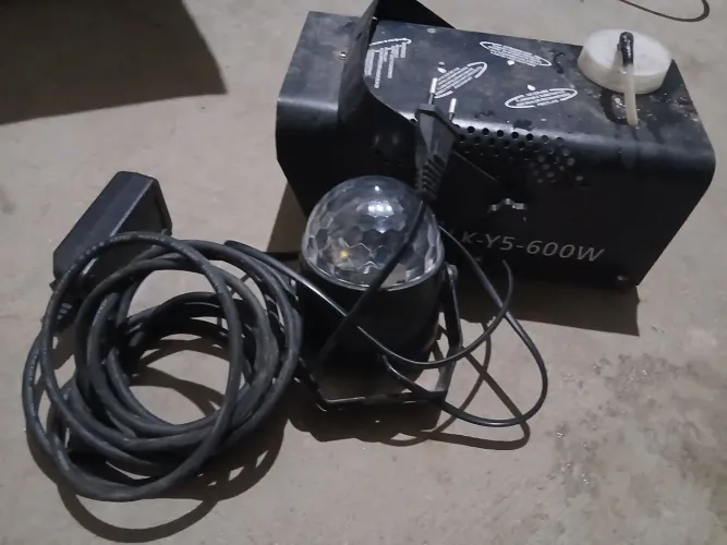 Kit festa,  máquina de fumaça, refletor led colorido, led efeito camera lenta e 2 globos 