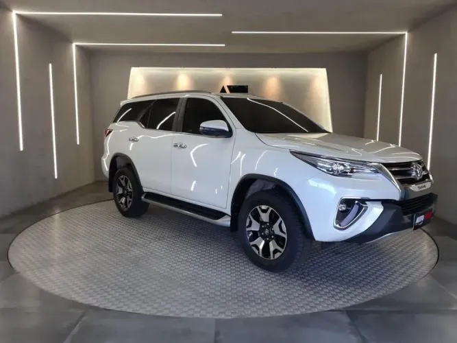 Toyota Hilux SW4 Diamond 2.8 TB 4X4 Die. Aut. 2019