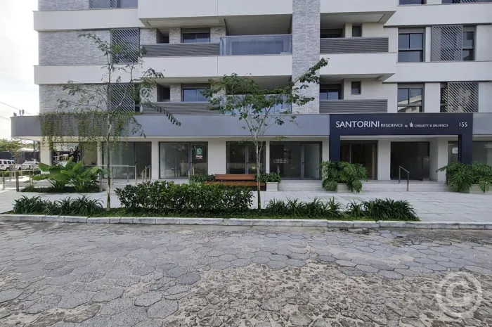 Loja disponível a uma quadra da praia em Jurerê