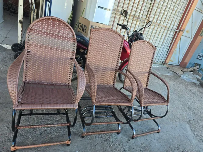 Cadeira de balanço de macarrão e fibra novas 