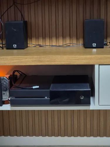 Xbox One 512gb + 5 jogos