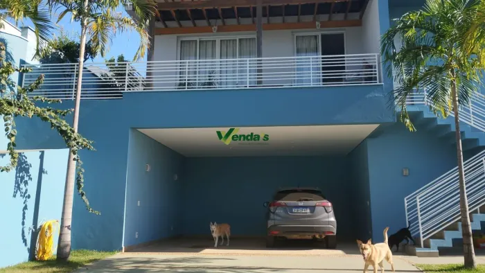 RESIDENCIA EM CONDOMÍNIO FECHADO COM DETALHES ARROJADOS DE CONSTRUÇÃO