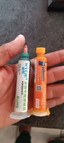 Tinta UV para reparo em placas de smartphone 