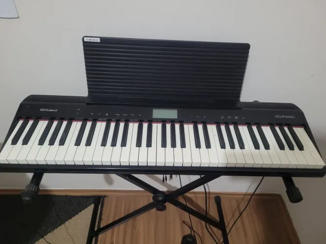 Teclado Roland Go Piano com porta partitura, pedal de sustain e suporte