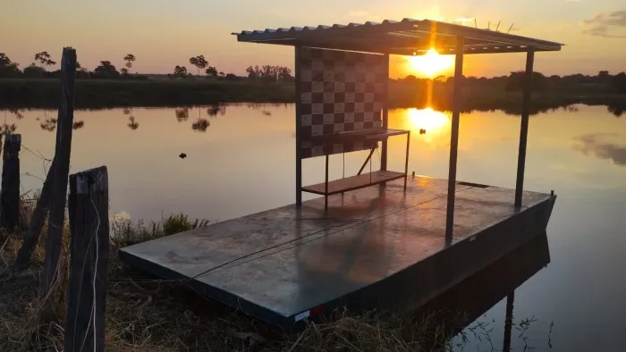 Flutuante navegável 6 metros de comprimento por 2 metros e meio de largura 