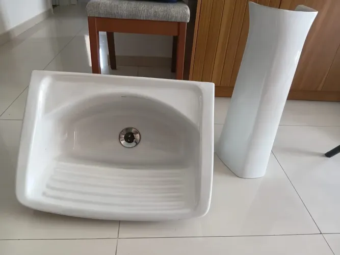 Tanque com coluna Deca de louça branca