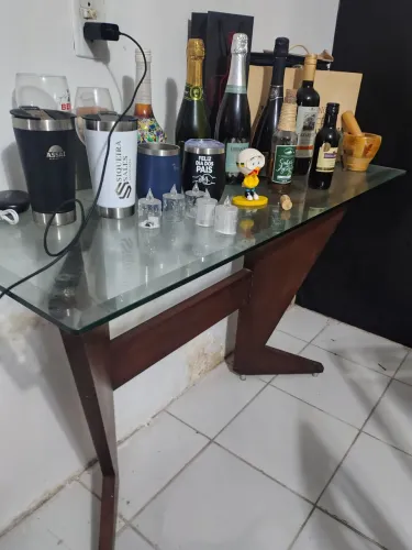 Aparador de madeira com vidro