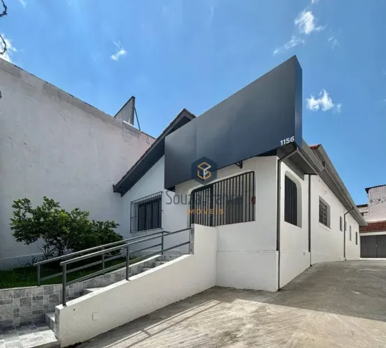 Casa comercial de 161m² recém reformada com localização estratégica disponível para locaçã