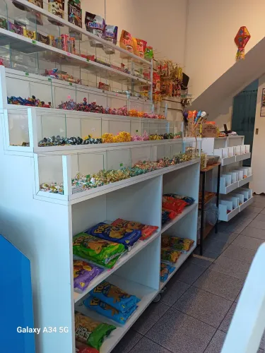 Vende.se um balcão e um baleiro de madeira pouco usado
