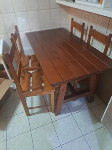 CONJUNTO DE MESA EM MADEIRA MACIÇA COM TAMPO RETANGULAR RIPADO E 04 CADEIRAS-150x78x79 cm