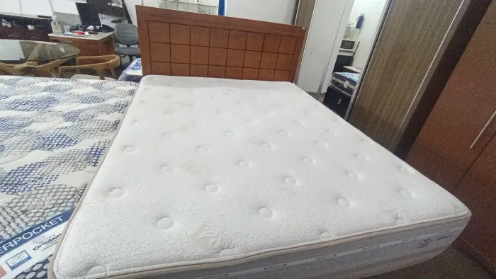 Cama box Queen size Colchão Herval molas ensacandas com cabeceira 