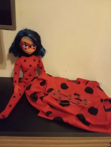 Fantasia de heróina - brinde uma boneca da personagem