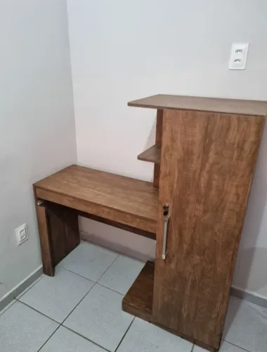 Escrivaninha/mesa de estudos e computador