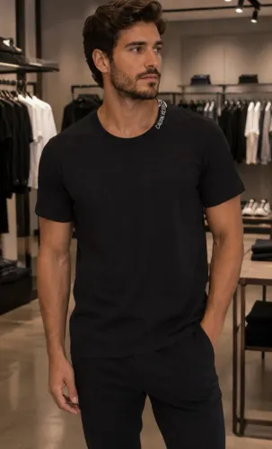 1 Camiseta CALVIN KLEIN Tam GG preta semi nova 45,00