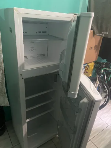 Geladeira bem conservada 