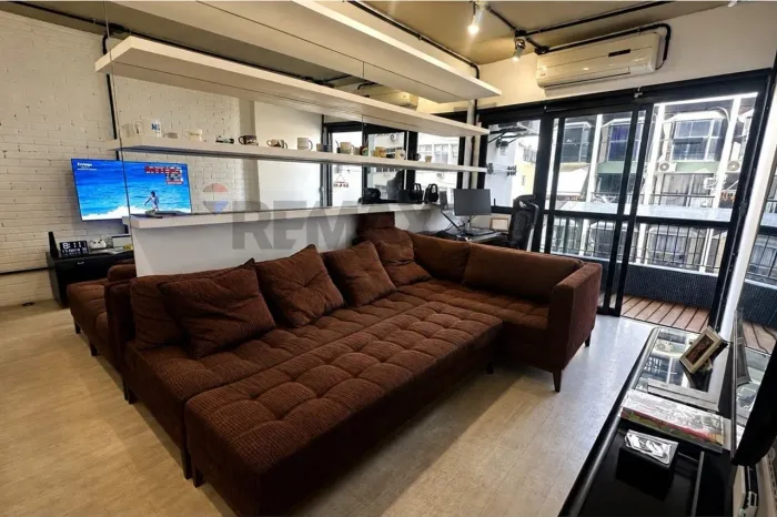 Apartamento Duplex Reformado a poucos passos da Praia do Flamengo | 72 m² | 2 Quartos | 1
