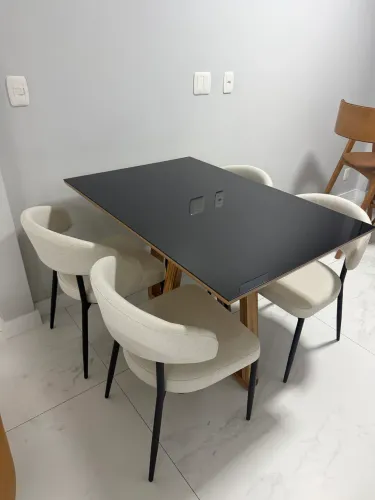 Mesa de jantar 4 lugares com tampo de vidro + 4 cadeiras