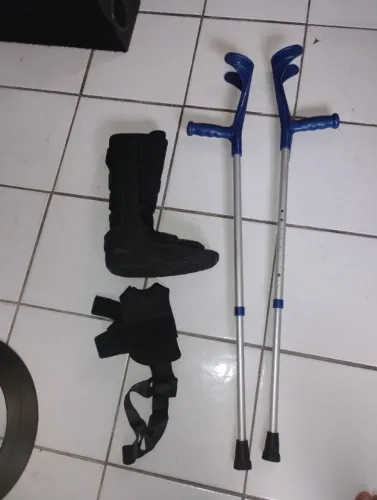 Par muletas ou bota ortopédica