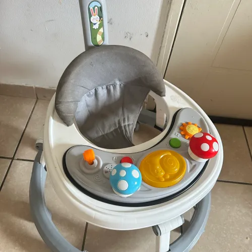 Andaja com empurrador e brinquedo na bancada interativo