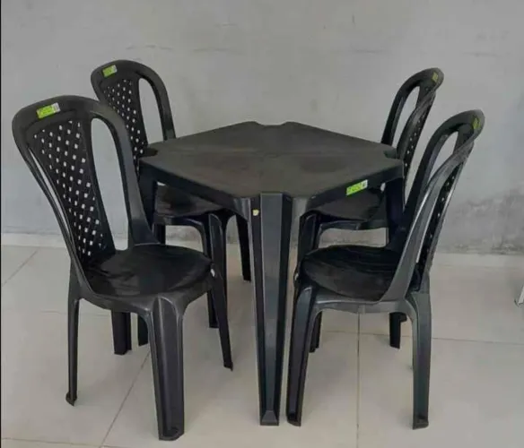 Conjunto de mesa plástica com 4 cadeiras