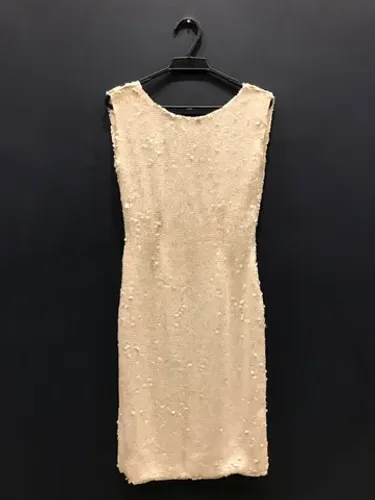 Vestido off white em paetês, perfeito estado