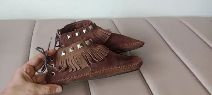 Botinha de couro legítimo