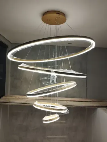 Lustre Moderno 6 anéis dourado escovado e Acrílico 