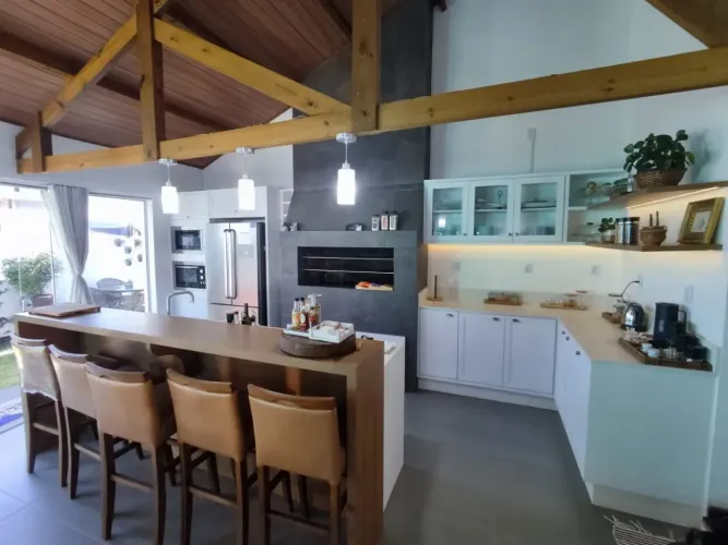 Casa à Venda Alto Padrão 230m2 | Financiável | 4 quartos (2 suítes) | 400m da praia | Itap