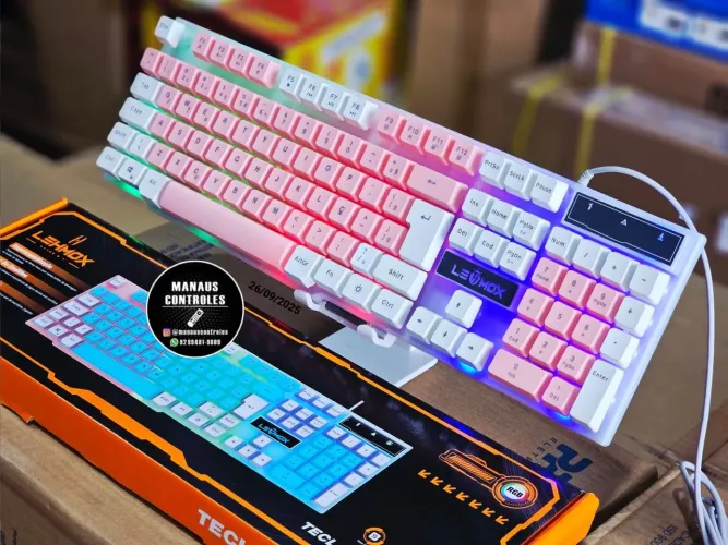 Teclado rosa com branco gamer