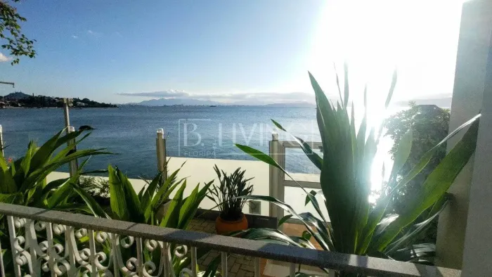 Um Diamante à Beira-Mar no Cacupé: Exclusividade e Pôr do Sol Incomparável