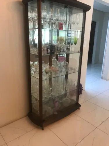 Vende-se belíssima cristaleira com ou sem os cristais 