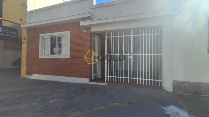 Casa com 2 Quartos, Área de serviço, e churrasqueira no Centro.