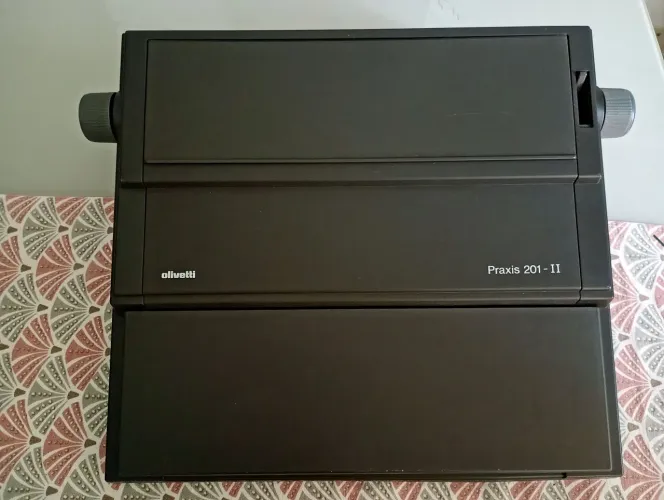 MÁQUINA DE ESCREVER ELÉTRICA PRAXIS 201 -II